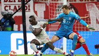 ini prosesi gol Sadio Mane yang sempat mengecoh Manuel Neuer sebelum menjebol jala Bayern Munich. (REUTERS/Michael Dalder)