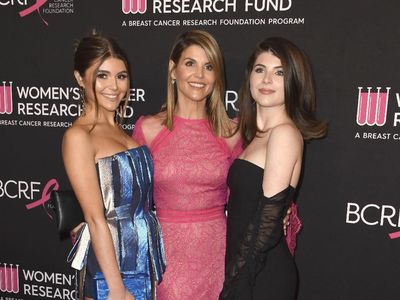 Potret Lori Loughlin, Dipenjara Karena Nyogok Rp 7 M Agar Anak Masuk Kuliah