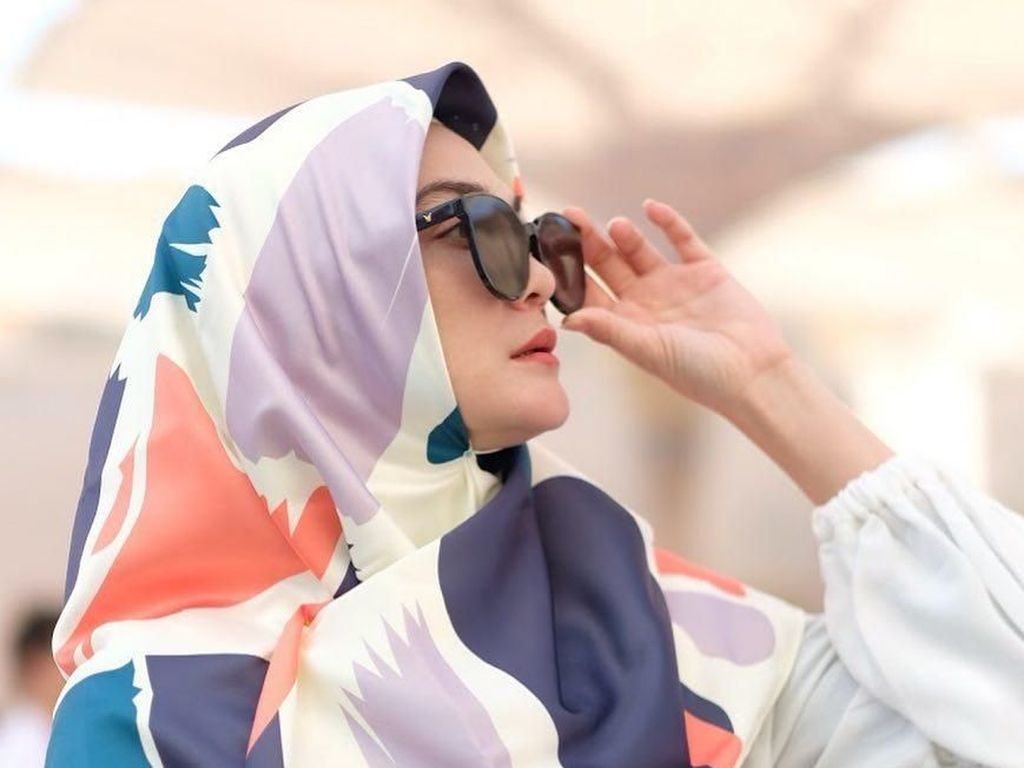 Luna Maya Jualan Hijab Setelah Pulang Umrah, Didoakan Hijrah oleh Netizen Luna Maya Jualan Hijab Setelah Pulang Umrah, Didoakan Hijrah oleh Netizen