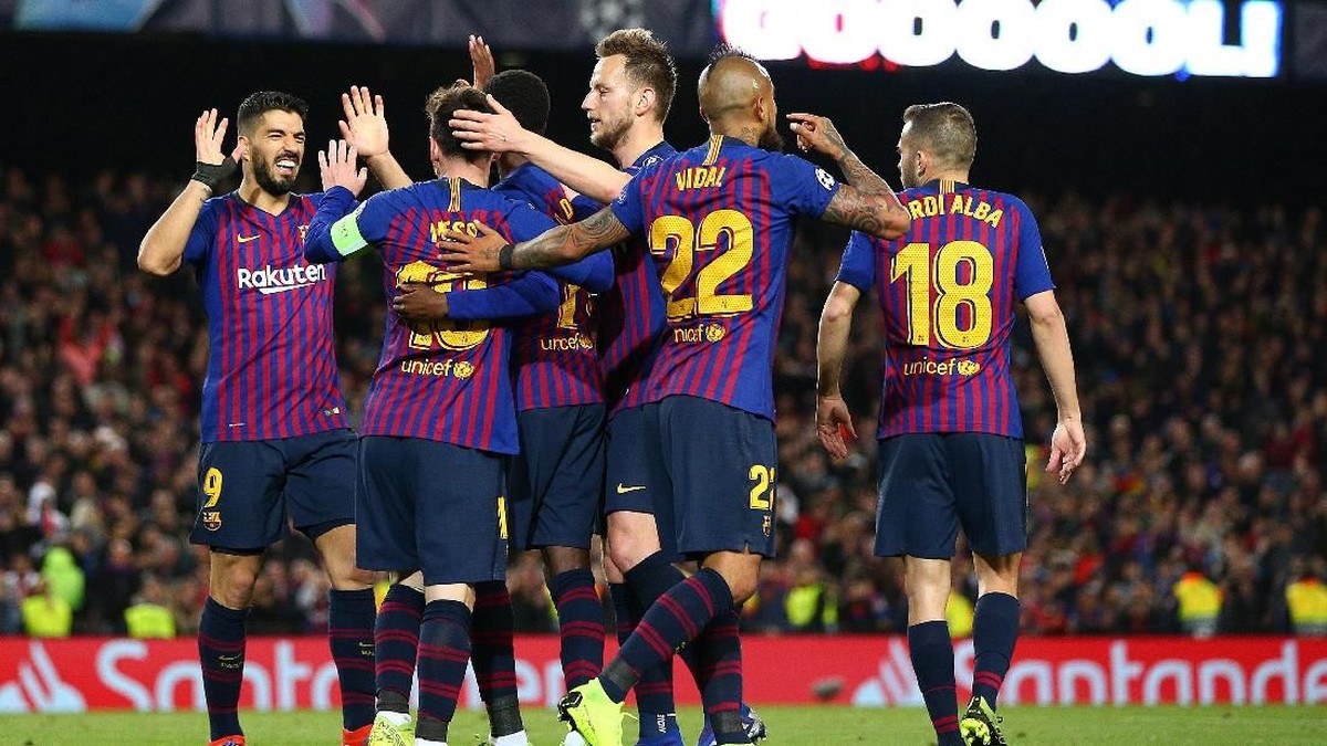 Barcelona jadi salah satu tim yang masih bisa meraih treble winners pada musim ini (Foto: Maja Hitij/Getty Images)