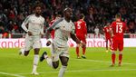 Malamnya Si Merah di Allianz Arena