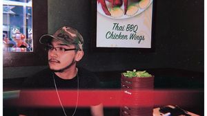Sempat Dekat dengan Evelyn, Ini Potret Tampan Isa Khan Saat Kulineran