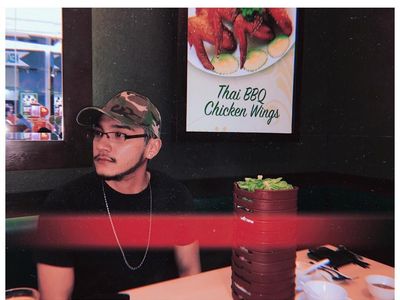 Sempat Dekat dengan Evelyn, Ini Potret Tampan Isa Khan Saat Kulineran