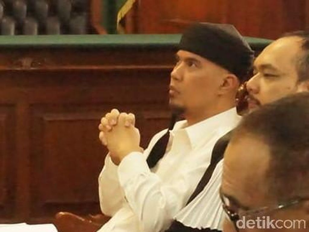 Senyum Dhani Saat Saksi Cabut BAP di Kasus Idiot Pencemaran Nama Baik Senyum Dhani Saat Saksi Cabut BAP di Kasus Idiot Pencemaran Nama Baik