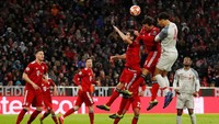 Virgil van Dijk menjebol jala Manuel Neuer pada menit ke-69 sekaligus membawa Liverpool memimpin 2-1. (Action Images via Reuters / Andrew Boyers)