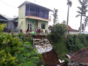 Warga Benahi Kerusakan Pasca Air Bah di Lereng Lawu Karanganyar