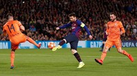 Barca mendapat peluang dari tembakan Messi, namun bola masih bisa diblok pemain Lyon. (Foto: Juan Medina/Reuters)