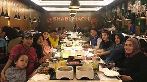 Ikut Acara PBB di New York, Intip Gaya Kuliner Ibu Ayu Ting Ting Bareng Keluarga