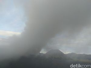 Semburan Abu Vulkanik Gunung Bromo Papar 7 Desa di Probolinggo