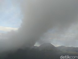 Semburan Abu Vulkanik Gunung Bromo Papar 7 Desa di Probolinggo