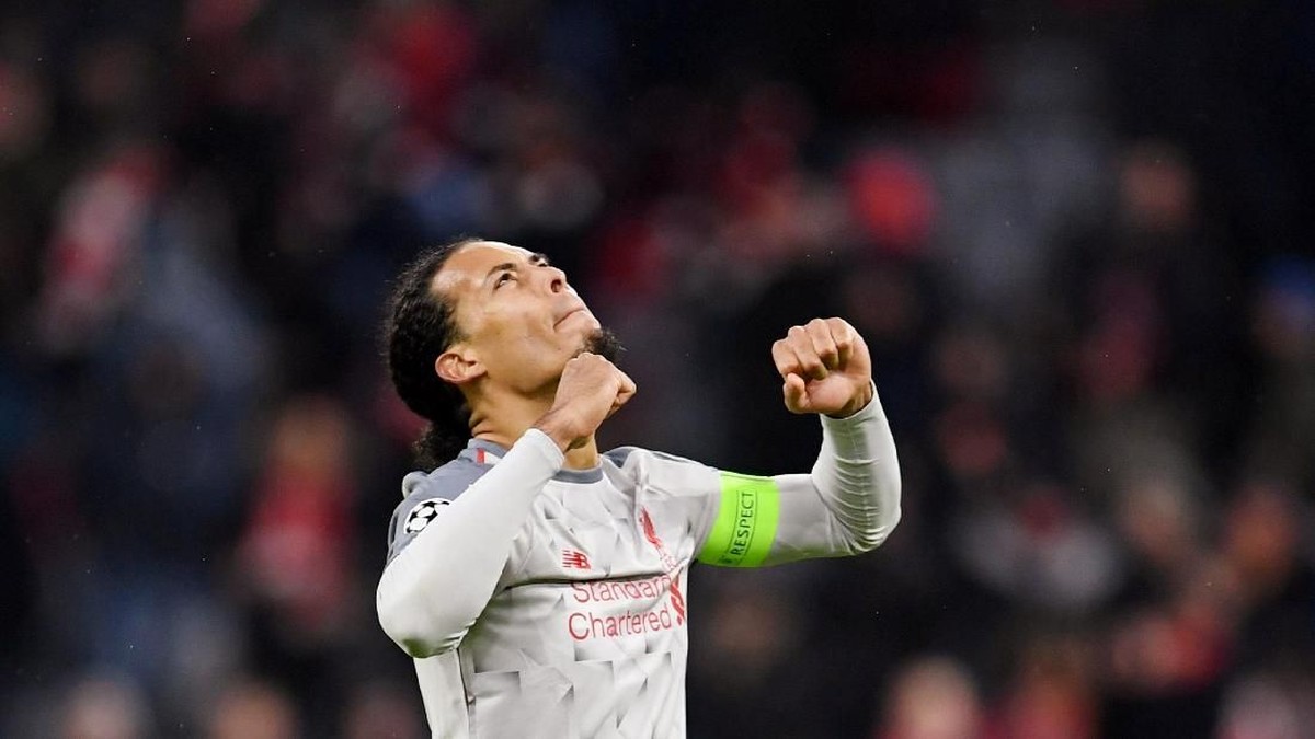 Virgil van Dijk merebut penghargaan Pemain Terbaik PFA 2019. (Foto: Andreas Gebert/Reuters)