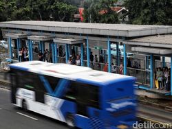 Aksi Demo Pecah, TransJakarta Setop Seluruh Layanan