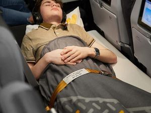 Foto: Inovasi Kasur di Kelas Ekonomi Pesawat