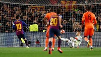 Lionel Messi maju sebagai eksekutor. Bola tembakan panenkanya berhasil dengan mulus masuk ke gawang Lyon. (Foto: Juan Medina/Reuters)