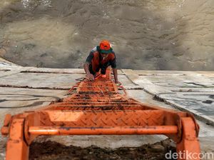 Aksi Petugas UPK Bersihkan Sampah Di Kali Baru Timur