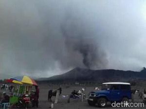 Bromo Waspada! Ini Video Semburan Abu Vulkaniknya Bromo Waspada! Ini Video Semburan Abu Vulkaniknya