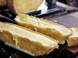 Kenali Keju Raclette, Si Mulur Meleleh yang Sedang Populer