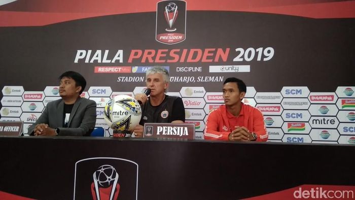 Ivan Kolev (tengah) dalam konferensi pers jelang laga Persija Jakarta vs PSS Sleman. (Foto: Ristu Hanafi/detikcom) Ivan Kolev (tengah) dalam konferensi pers jelang laga Persija Jakarta vs PSS Sleman. (Foto: Ristu Hanafi/detikcom)