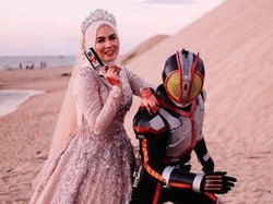 Beda dari yang Lain, Pria Pakai Kostum Kamen Rider di Foto Preweddingnya