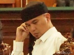 Asam Urat Kambuh Paksa Dhani Jalan Gunakan Kruk Asam Urat Kambuh Paksa Dhani Jalan Gunakan Kruk