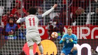 Mohamed Salah punya peluang tapi gagal jadi gol. Salah sudah tujuh pertandingan beruntun di seluruh kompetisi tak mencetak gol. Ada ada, Mo? (REUTERS/Michael Dalder)