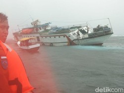 Kapal Manusela Tabrak Karang di Perairan Wakatobi