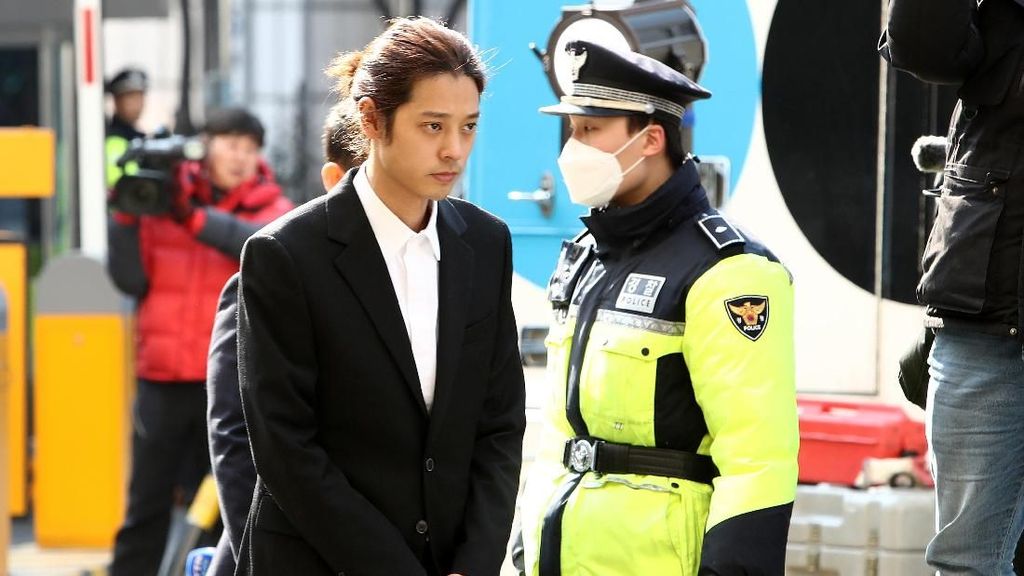 Penampakan Jung Joon Young saat tiba di Kantor Polisi
