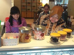 Gaya Risma Saat Berjualan Ice Cream