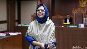 Karen Umbar Senyuman di Sidang Lanjutan Kasus Korupsi
