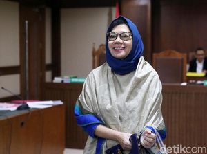 Karen Umbar Senyuman di Sidang Lanjutan Kasus Korupsi
