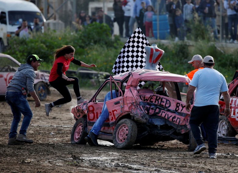 Lomba Khusus Wanita Hancurkan Mobil. Foto: REUTERS/Darrin Zammit Lupi.