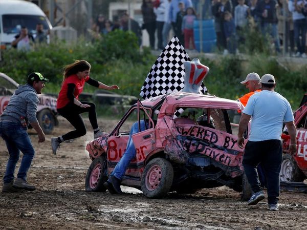 Di Malta Ada Lomba Khusus Wanita Hancurkan Mobil Lho