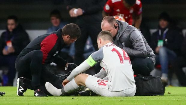 Jordan Henderson sudah ditarik keluar di awal laga karena cedera.