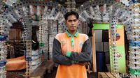 Keren Banget! Petugas UPK Badan Air Bikin Rumah dari Botol Plastik