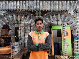 Keren Banget! Petugas UPK Badan Air Bikin Rumah dari Botol Plastik Keren Banget! Petugas UPK Badan Air Bikin Rumah dari Botol Plastik