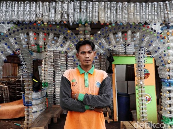 Keren Banget! Petugas UPK Badan Air Bikin Rumah dari Botol Plastik