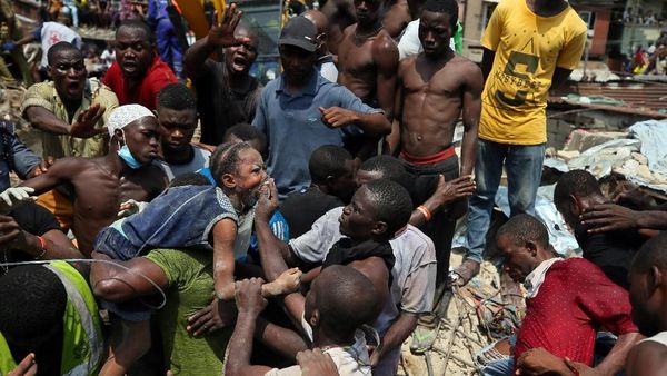 Momen Dramatis Evakuasi Sekolah Runtuh di Nigeria