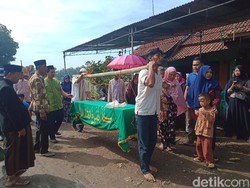 Pemakaman Ai Munawaroh Korban Mutilasi di Malaysia Penuh Haru