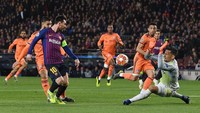 Lyon mengganti kiper Anthony Lopes dengan Mathieu Gorgelin. Messi hampir melesakkan gol kedua di awal babak kedua. (Foto: David Ramos/Getty Images)