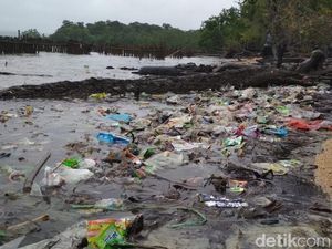 Pantai Ujung Kulon Seolah Berubah Jadi Ujung Sampah