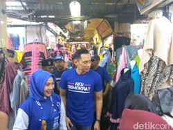 Saat AHY Disambut Salam Dua Jari