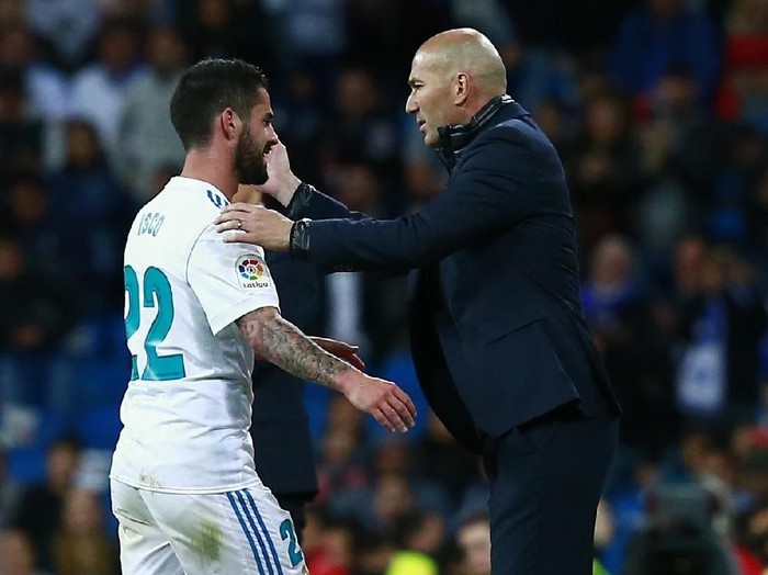 MADRID, SPAIN - MAY 12:  Francisco Roman Alarcon alias Iscod (L) of Real Madrid CF is greeted by his coach Zinedine Zidane (R) as he leaves the pitch during the La Liga match between Real Madrid and Celta de Vigo at Estadio Santiago Bernabeu on May 12, 2018 in Madrid, Spain. (Photo by Gonzalo Arroyo Moreno/Getty Images)