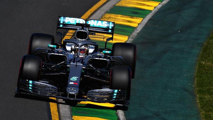 Lewis Hamilton menjadi pebalap tercepat di sesi latihan bebas pertama GP Australia (Foto: Clive Mason/Getty Images)