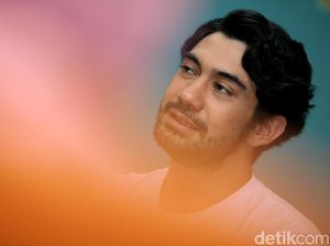 Reza Rahadian Dalami Karakter Bossman Tanpa Berusaha Melucu Reza Rahadian Dalami Karakter Bossman Tanpa Berusaha Melucu