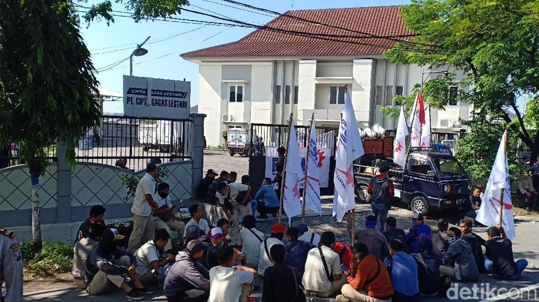 Buruh Pabrik di Kota Madiun Tetap Mogok Kerja, Perusahaan Beri Sanksi Buruh Pabrik di Kota Madiun Tetap Mogok Kerja, Perusahaan Beri Sanksi