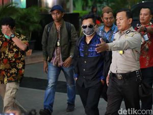 OTT Romahurmuziy, KPK Sita Kunci Ruang Kantor Kemenag Gresik OTT Romahurmuziy, KPK Sita Kunci Ruang Kantor Kemenag Gresik