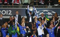 Roberto Di Matteo mempersembahkan trofi Liga Champions pertama untuk Chelsea (Alex Livesey/Getty Images)