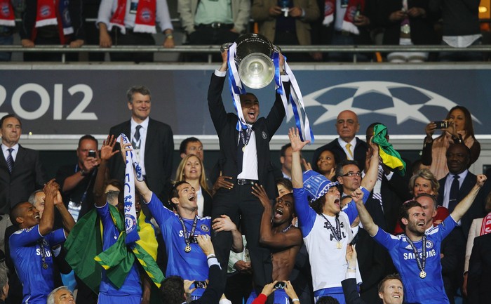 roberto di matteo chelsea liga champions Roberto Di Matteo interim manager of Chelsea lifts the trophy in celebration after their victory in the UEFA Champions League Final between FC Bayern Muenchen and Chelsea at the Fussball Arena München on May 19, 2012 in Munich, Germany. (Photo by Alex Livesey/Getty Images)