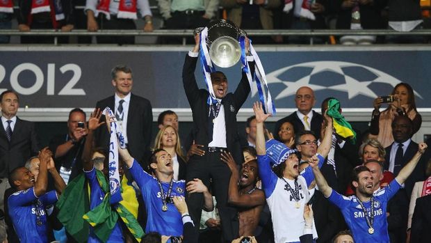 MUNICH, GERMANY - MAY 19:  Roberto Di Matteo interim manager of Chelsea lifts the trophy in celebration after their victory in the UEFA Champions League Final between FC Bayern Muenchen and Chelsea at the Fussball Arena MÃ¼nchen on May 19, 2012 in Munich, Germany.  (Photo by Alex Livesey/Getty Images)