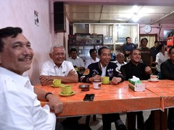 Jokowi Ngopi Rp 7.000 di Balige, Dinyanyiin Emak-emak